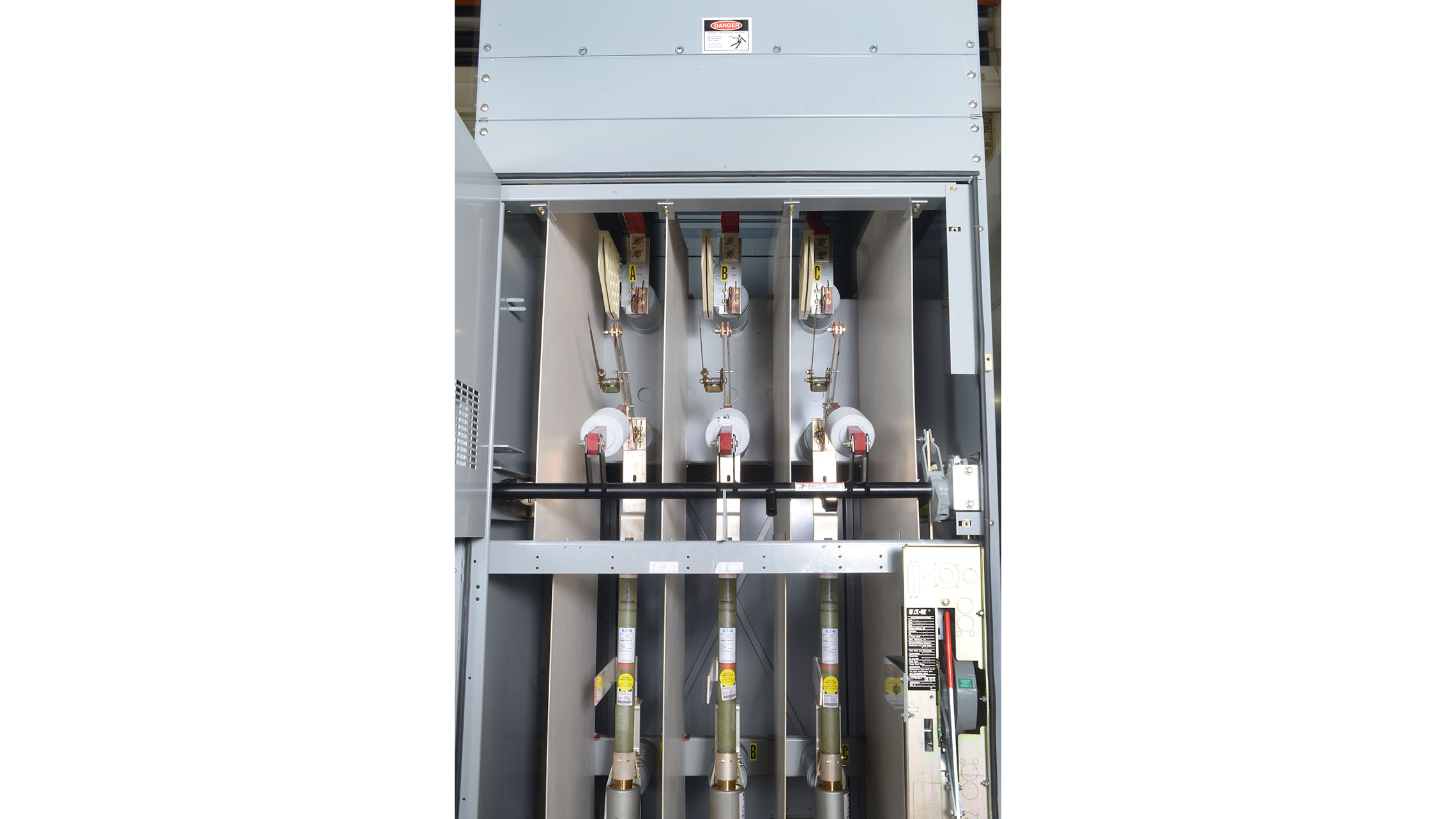 Medium voltage metal enclosed 27 kV switch Eaton